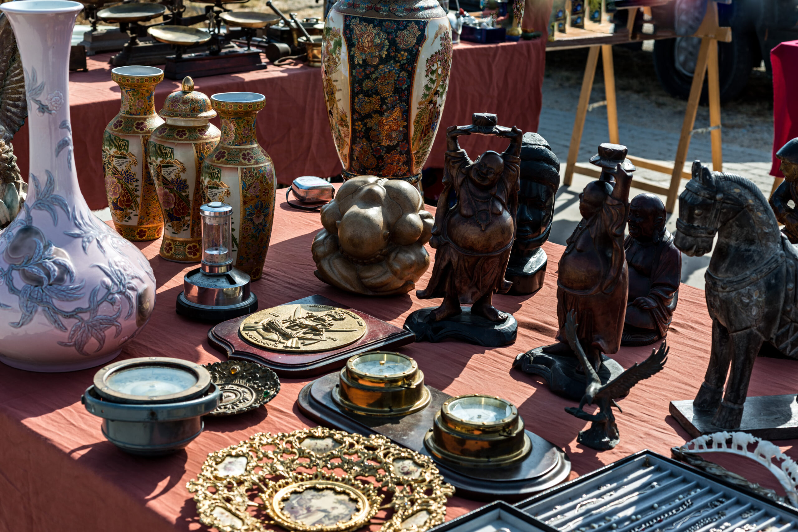 Objects for sale in an antique market